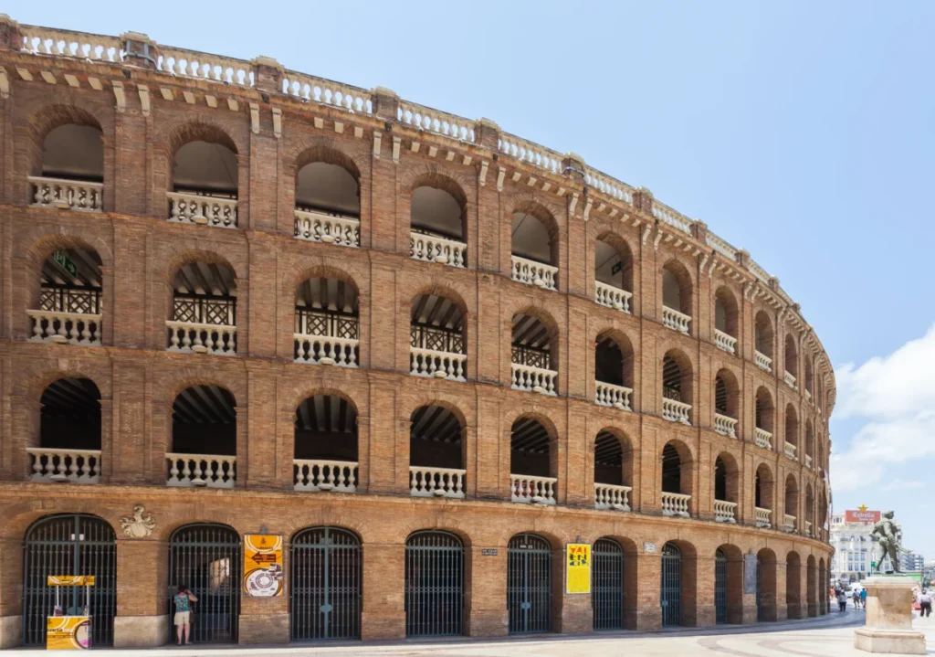Horarios de Ana Torroja, UB40 y The Jacksons en la Feria de Julio de València Imagen que muestra la fachada exterior de la Plaza de Toros de Valencia desde el final de la calle Colón