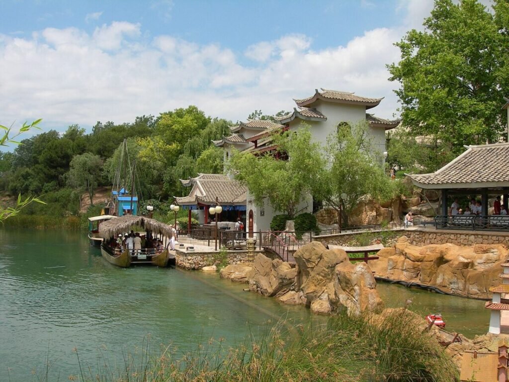 PortAventura y Caribe Aquatic Park: cómo funciona esta excursión desde Barcelona Imagen de la parte China en PortAventura Park