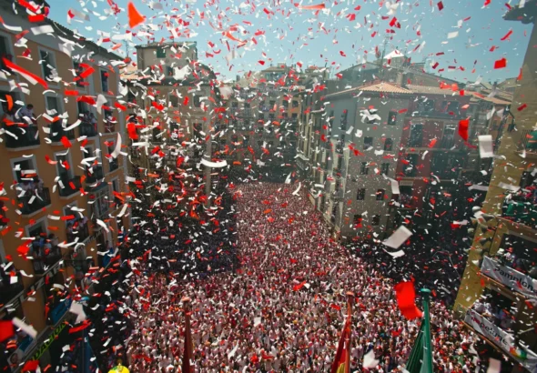 San Fermín muestra la imagen del chupinazo desde el aire con toda la gente concentrada en la plaza
