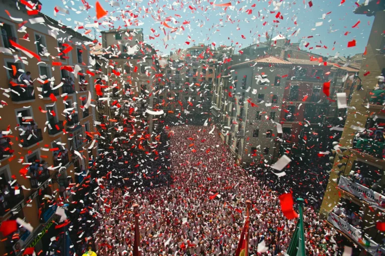 San Fermín muestra la imagen del chupinazo desde el aire con toda la gente concentrada en la plaza