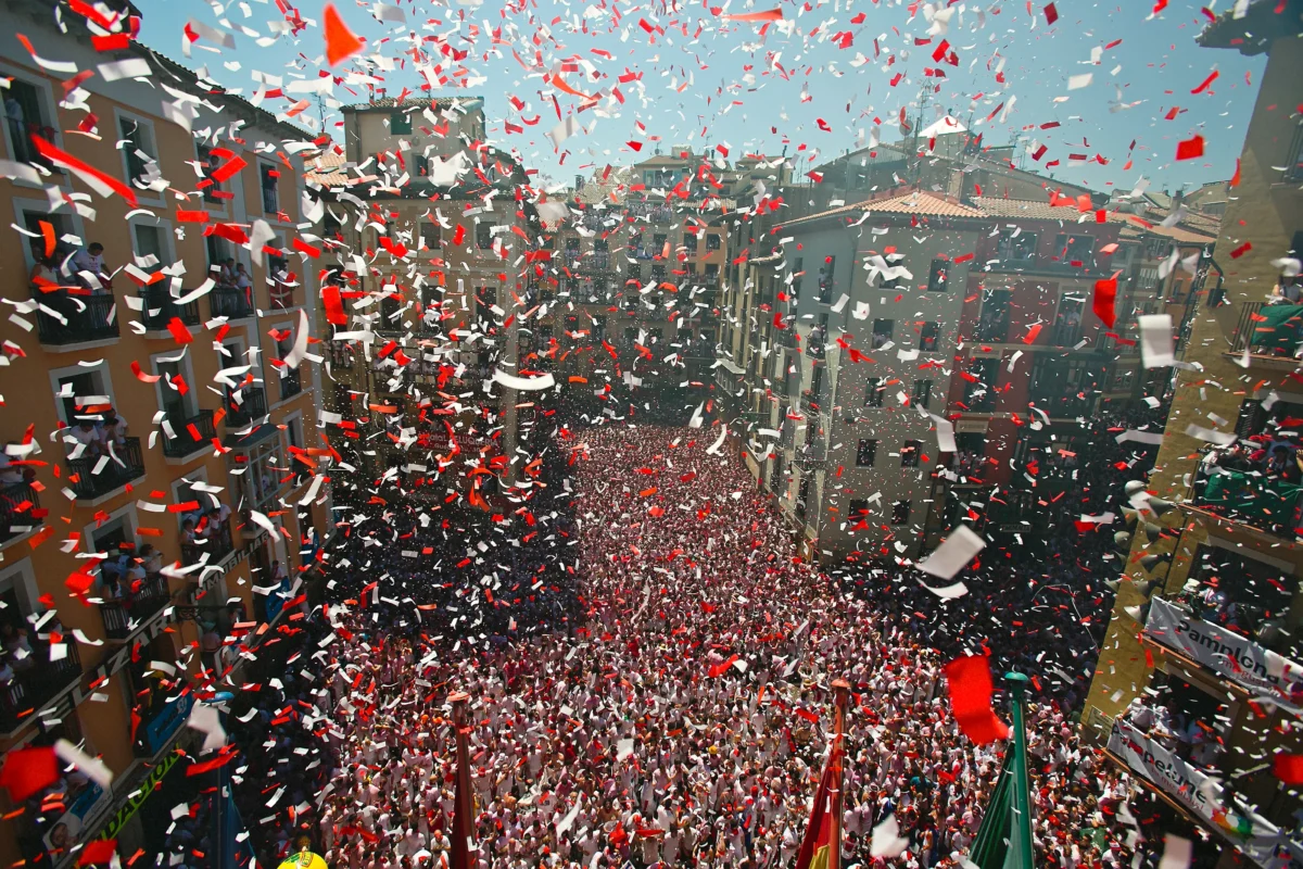 San Fermín muestra la imagen del chupinazo desde el aire con toda la gente concentrada en la plaza