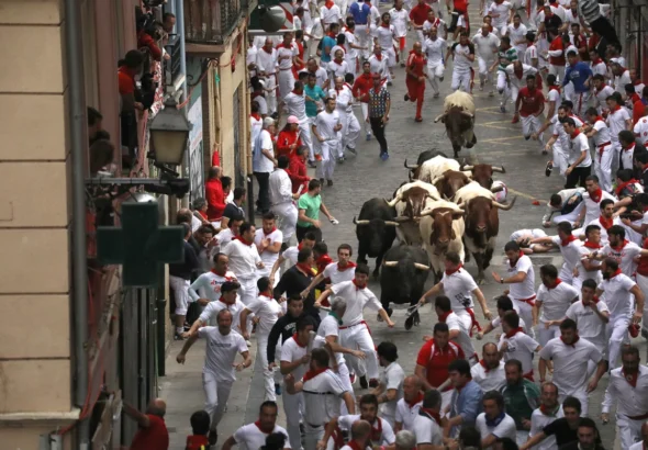 San Fermín muestra en la imagen a los corredores en un encierro