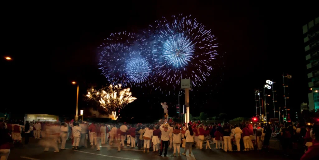 Sanfermines al descubierto: Viaja al corazón de la fiesta más salvaje y legendaria con su historia San Fermín muestra su concurso de fuegos artíficiales en las fiestas