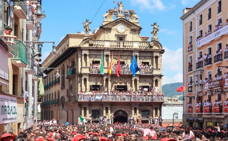 San Fermín Pamplona muestra la plaza del chupinazo para ilustrar el programa completo del 12 de julio de 2026