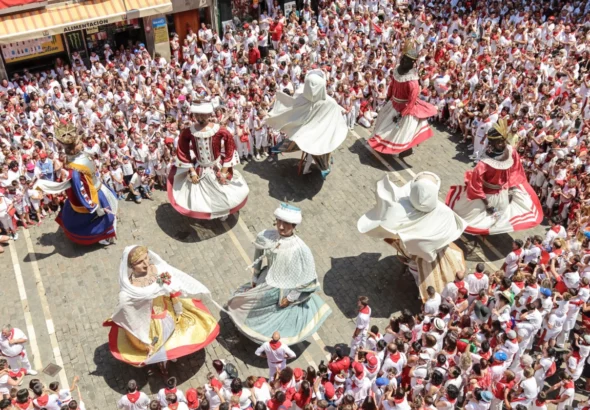 San Fermín muestra una vista aérea del ambiente y los gigantes en la calle