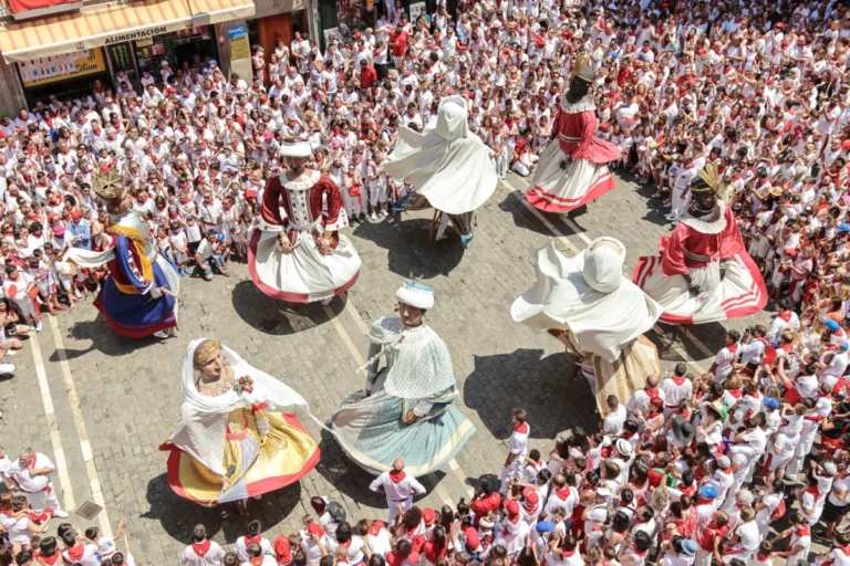 San Fermín muestra una vista aérea del ambiente y los gigantes en la calle