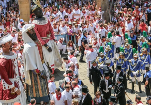San Fermín muestra las fiestas desde arriba en una imagen con gigantes y fiesteros