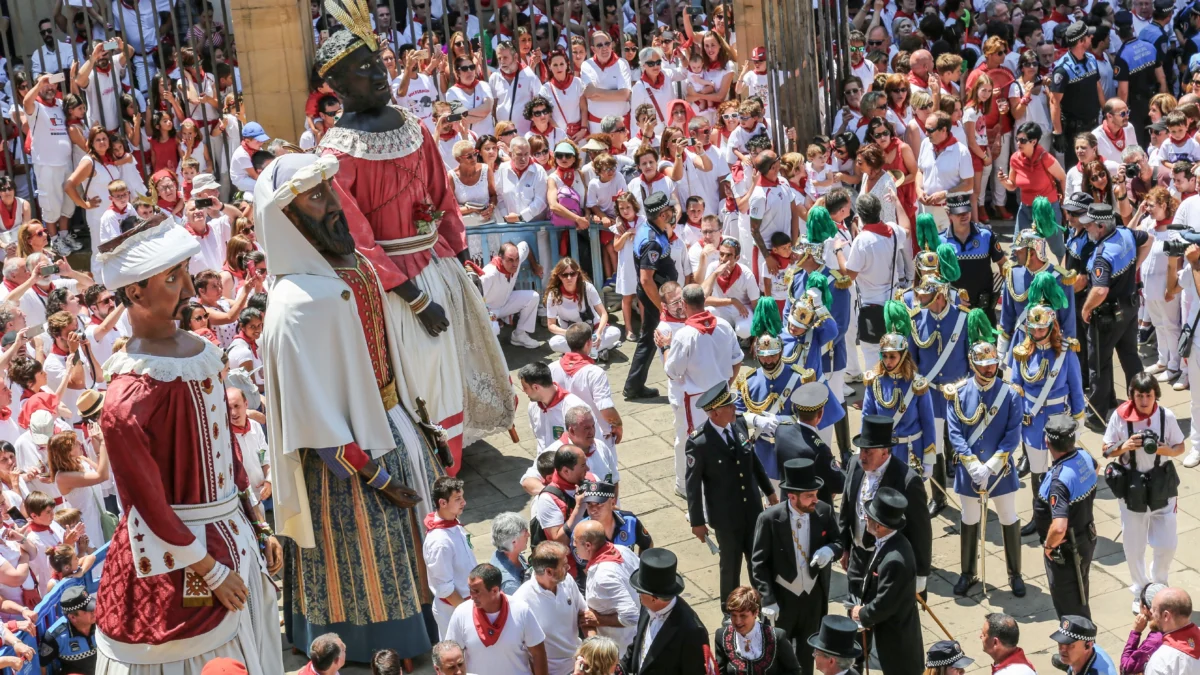 San Fermín muestra las fiestas desde arriba en una imagen con gigantes y fiesteros