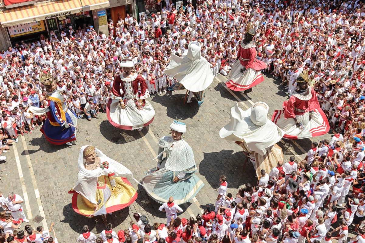 San Fermín muestra una vista aérea del ambiente y los gigantes en la calle