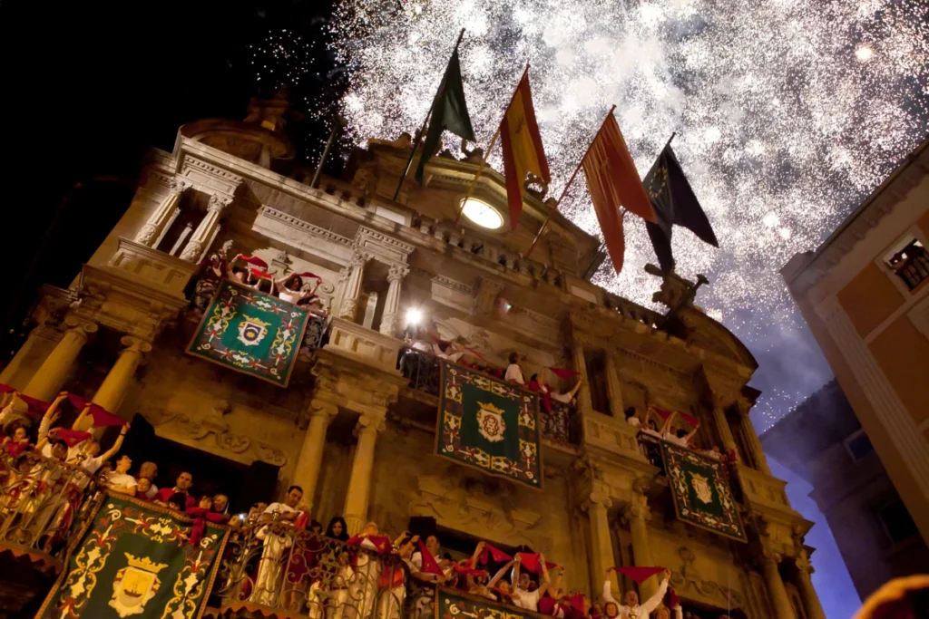 Sanfermines al descubierto: Viaja al corazón de la fiesta más salvaje y legendaria con su historia San Fermín, muestra la plaza de noche en las fiestas donde se da el chupinazo