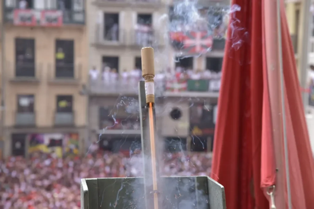 Sanfermines al descubierto: Viaja al corazón de la fiesta más salvaje y legendaria con su historia San Fermín muestra el cohete que da comienzo a las fiestas en el chupinazo