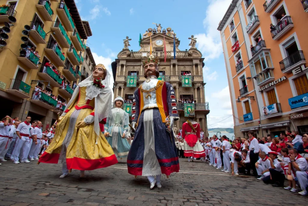 Sanfermines al descubierto: Viaja al corazón de la fiesta más salvaje y legendaria con su historia San Fermín muestra a sus gigantes por las calles