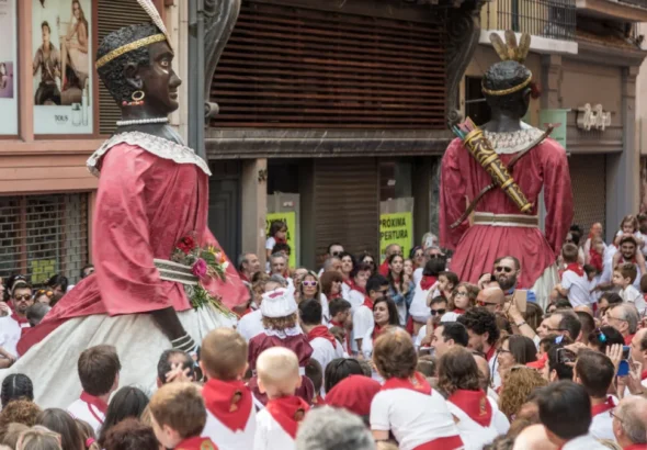 San Fermín muestra en la imagen sus friestas con gigantes en la calle y la gente festejando