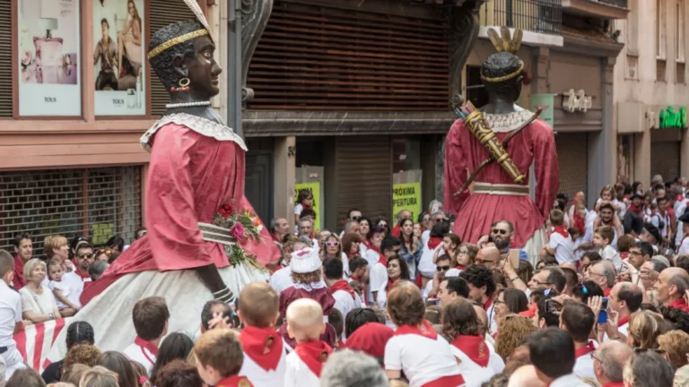 San Fermín muestra en la imagen sus friestas con gigantes en la calle y la gente festejando