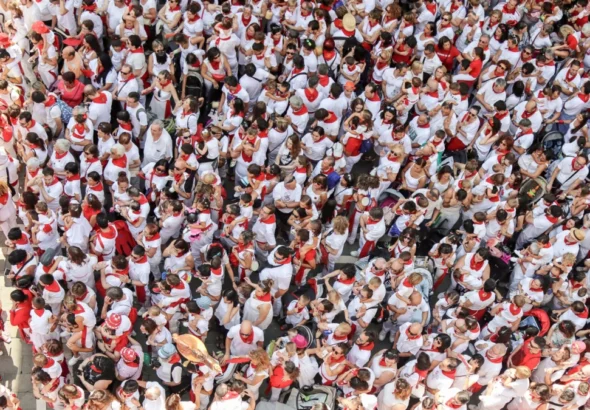 San Fermín muestra una imagen desde el aire de la gente en un chupinazo.