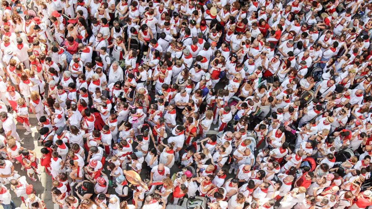 San Fermín muestra una imagen desde el aire de la gente en un chupinazo.