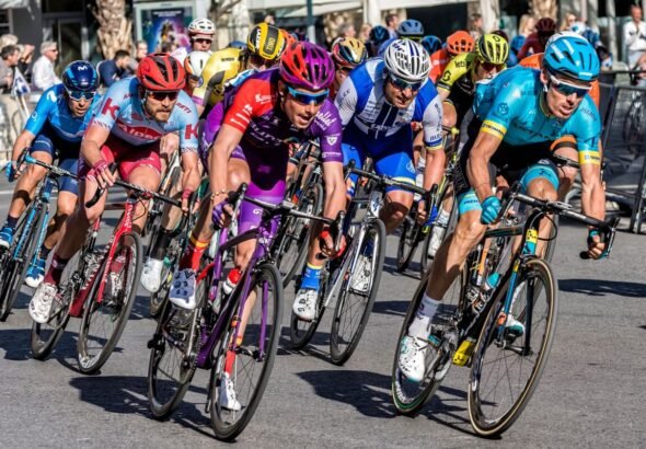Imagen que muestra ciclistas profesionales por el Tour de Francia con salida en Barcelona