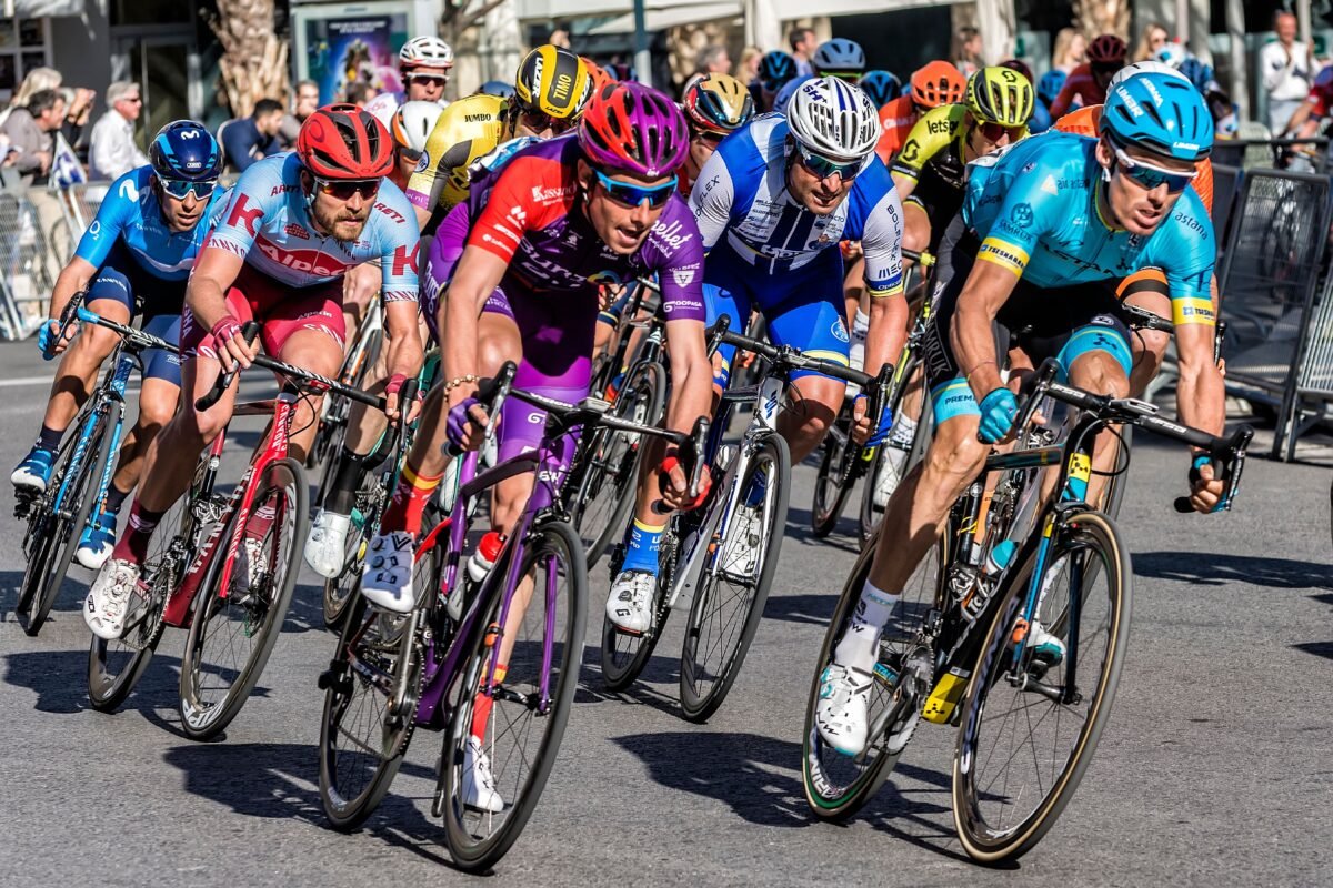 Imagen que muestra ciclistas profesionales por el Tour de Francia con salida en Barcelona