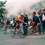 El Tour de Francia en una de las etapas con la imagen en primer plano de Indurain.