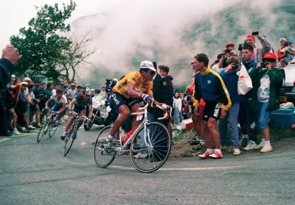 El Tour de Francia en una de las etapas con la imagen en primer plano de Indurain.