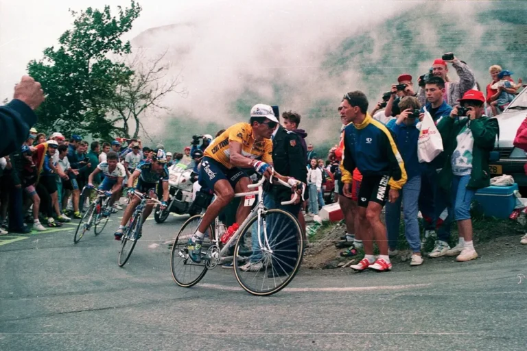 El Tour de Francia en una de las etapas con la imagen en primer plano de Indurain.