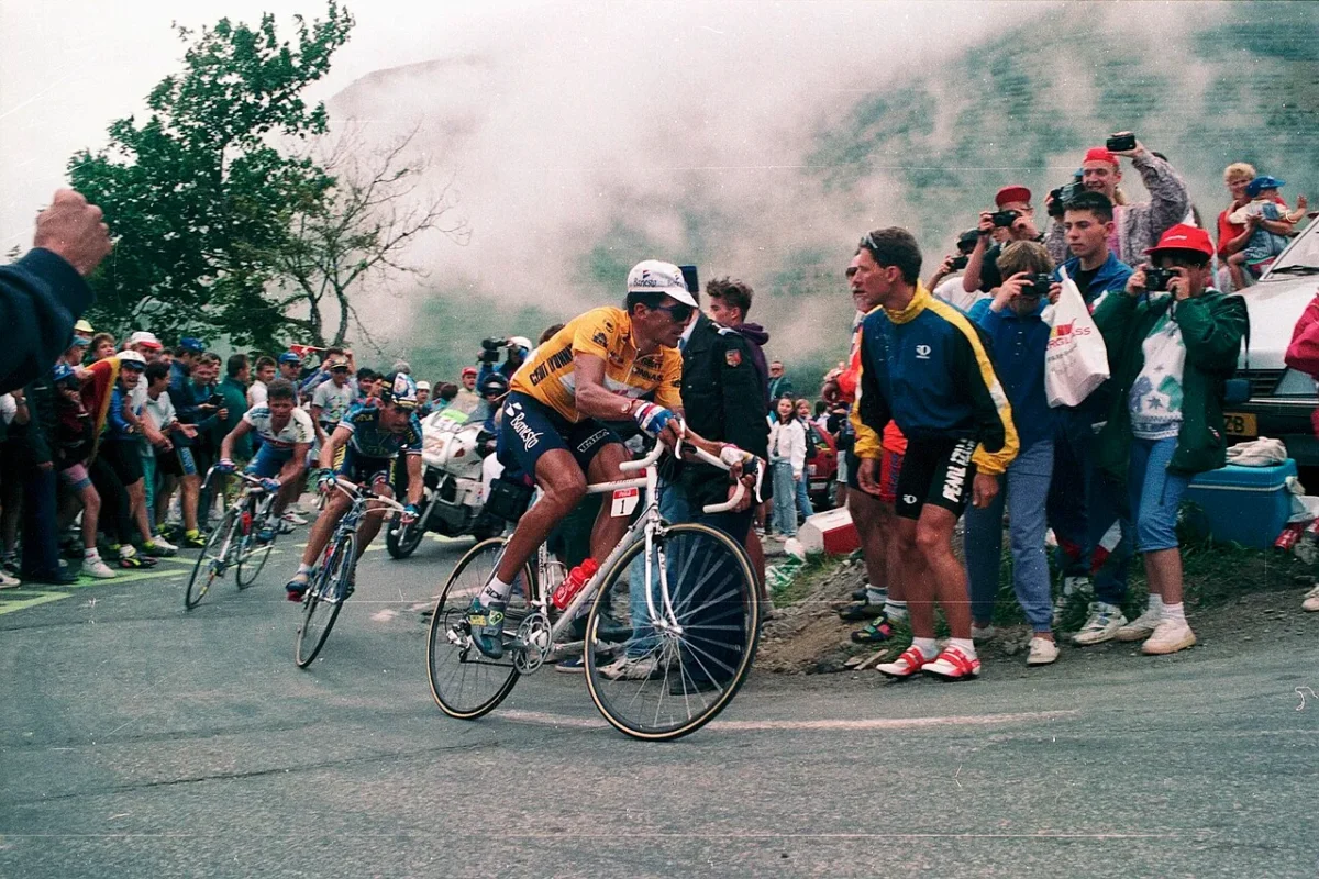 El Tour de Francia en una de las etapas con la imagen en primer plano de Indurain.