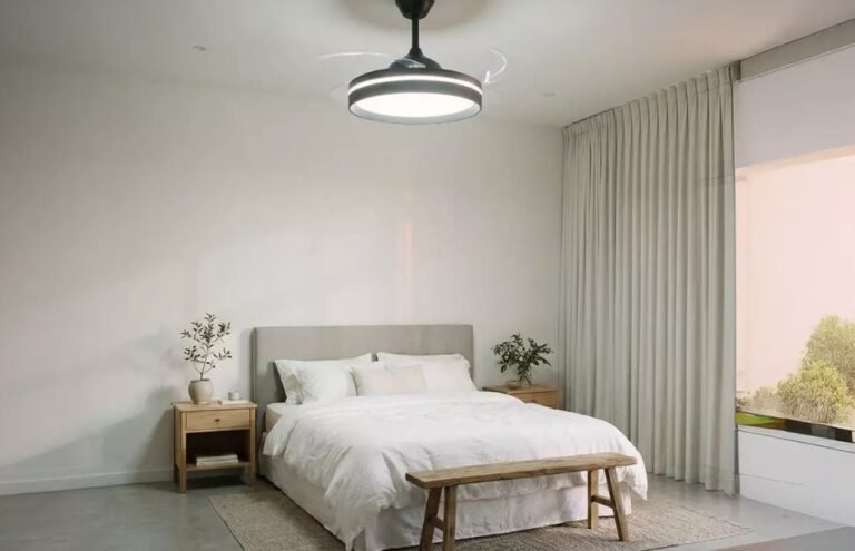 El Ventilador de techo con aspas llega ahora con un descuento del 75%. La imagen lo muestra instalado en un dormitorio.