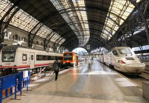 Verano Joven 2026, muestra una estación con trenes de Renfe para ilustrar la nueva campaña.