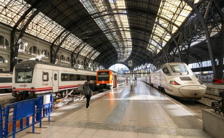 Verano Joven 2026, muestra una estación con trenes de Renfe para ilustrar la nueva campaña.