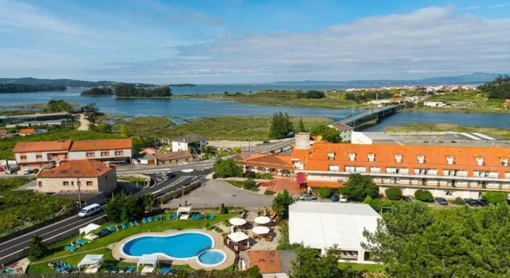 Escapada a las Rías Baixas: cómo dormir en Cambados por menos de 50 euros la noche Imagen aérea del Hotel San Marcos de Cambados con vistas al edificio, la piscina, y el paisaje
