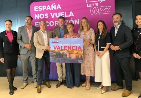 Wizz Air con representantes de Valencia en la info del aterrizaje de Wizz Air en el aeropuerto de Valencia