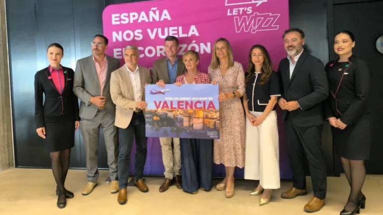 Wizz Air con representantes de Valencia en la info del aterrizaje de Wizz Air en el aeropuerto de Valencia
