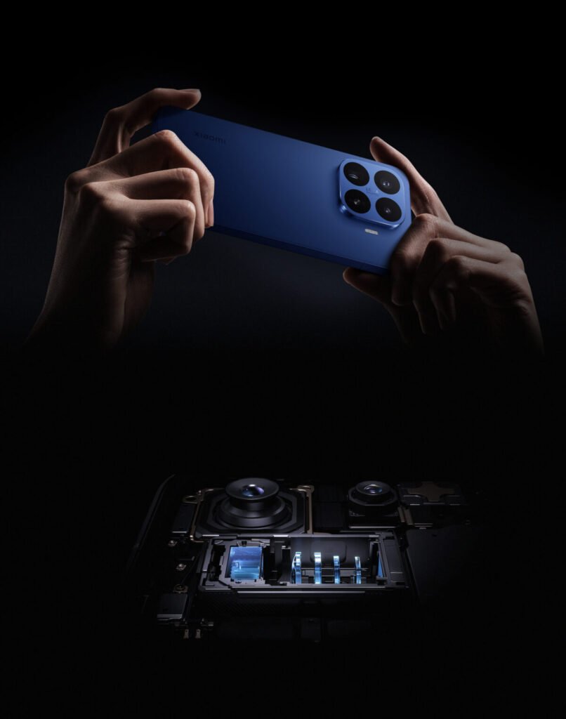 La letra pequeña del último duelo tecnológico: menos promesas y más potencia en el bolsillo Imagen que muestra el Xiaomi 17T PRO cogido por las manos de una persona mostrando la parte trasera con sus cámaras