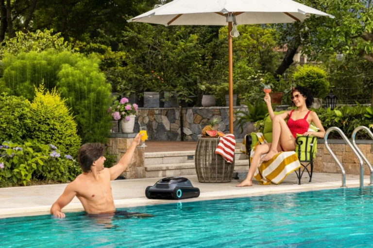Imagen que muestra a dos personas en la piscina con el Xiaomi protegido. Imagen de recurso