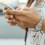 Imagen que muestra a una persona con su móvil Xiaomi
