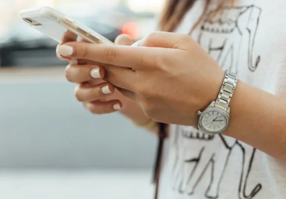 Imagen que muestra a una persona con su móvil Xiaomi