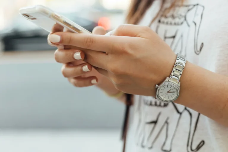 Imagen que muestra a una persona con su móvil Xiaomi