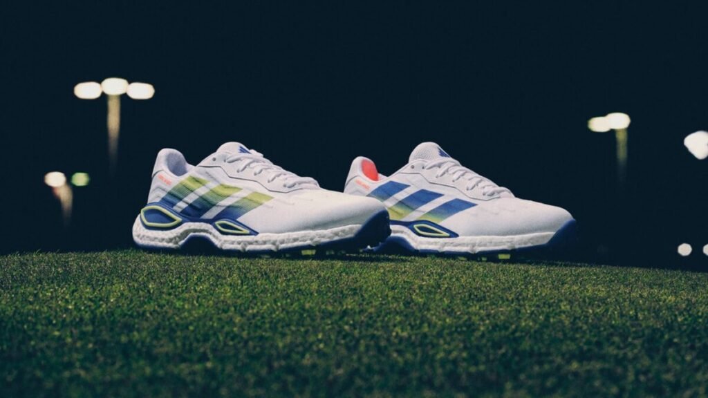 Las zapatillas de golf sin clavos que puedes comprar este mes Las nuevas adidas CODECHAOS 27 sobre césped que muestra el modelo con cordones