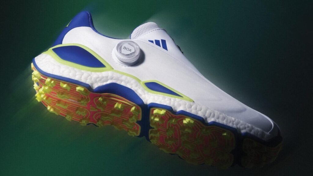 Las zapatillas de golf sin clavos que puedes comprar este mes Imagen que muestra la parte lateral y de la suela de las nuevas adidas CODECHAOS 27