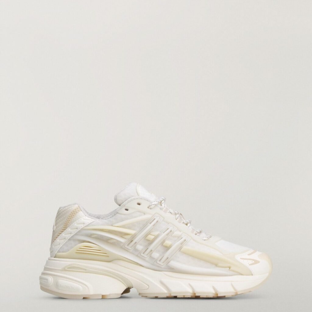 Pharrell Williams y adidas Originals desvelan las VIRGINIA Adistar Jellyfish Triple White Las nuevas adidas Originals y Pharrell Williams Virginia en color blanco vista de lateral