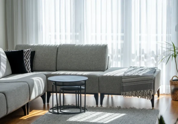 vivienda en alquiler que muestra el salón con vistas al sofá y ventana