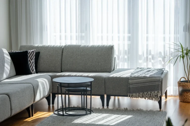 vivienda en alquiler que muestra el salón con vistas al sofá y ventana