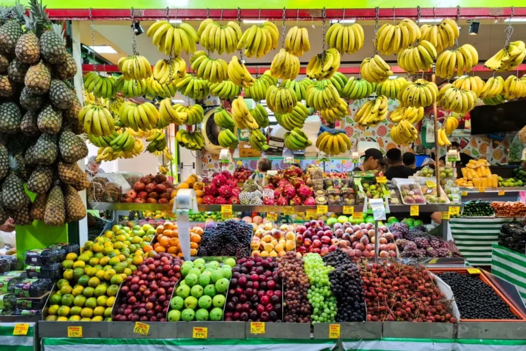 La ayuda a mercados en Madrid para rehabilitar las tiendas muestra la imagen una de las tiendas del mercado