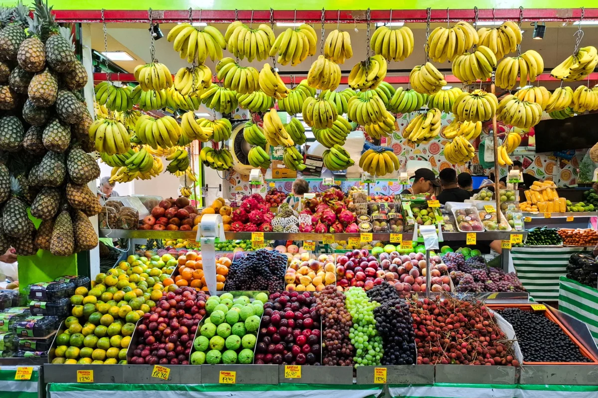 La ayuda a mercados en Madrid para rehabilitar las tiendas muestra la imagen una de las tiendas del mercado
