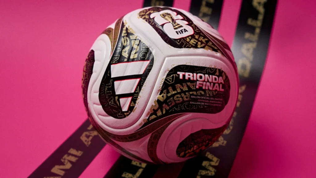 Así es el Trionda Final, el balón de oro y negro de adidas para la final del Mundial 2026 Imagen que muestra los detalles del balón de adidas Trionda Final, diseñado para los últimos partidos del Mundial 2026