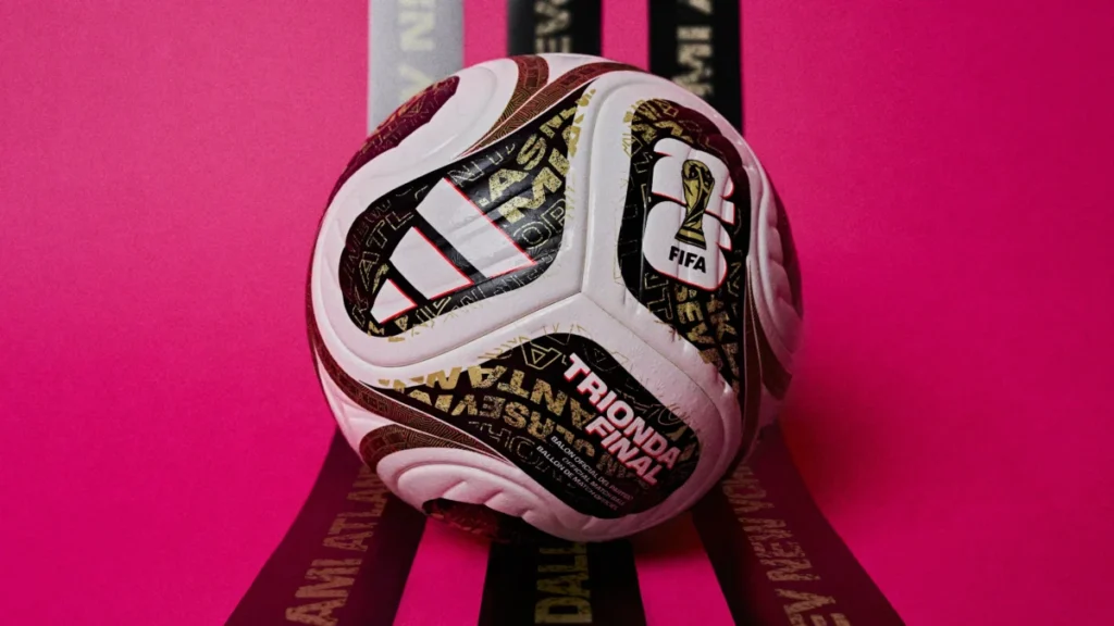 Así es el Trionda Final, el balón de oro y negro de adidas para la final del Mundial 2026 Imagen que muestra el balón de adidas Trionda Final para el Mundial 2026