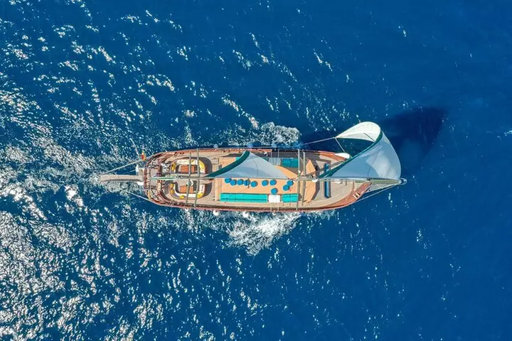 Barco Barcelona que cuenta con niños gratis y una tapa de regalo