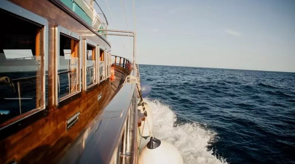 Cómo recorrer la costa de Barcelona en barco con niños gratis Imagen del lateral de un barco de paseo por Barcelona