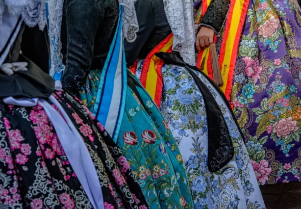 Los espolines de las falleras mayores ya tienen artesano. La imagen muestra el traje de tres falleras de Valencia.