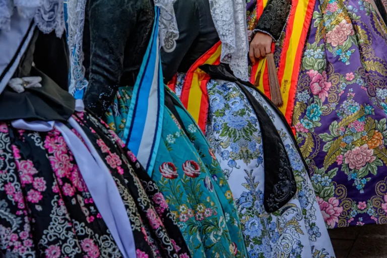 Los espolines de las falleras mayores ya tienen artesano. La imagen muestra el traje de tres falleras de Valencia.